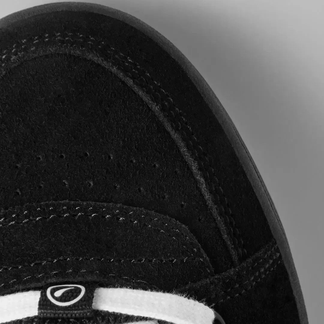 Es Accel Black footwear éS 