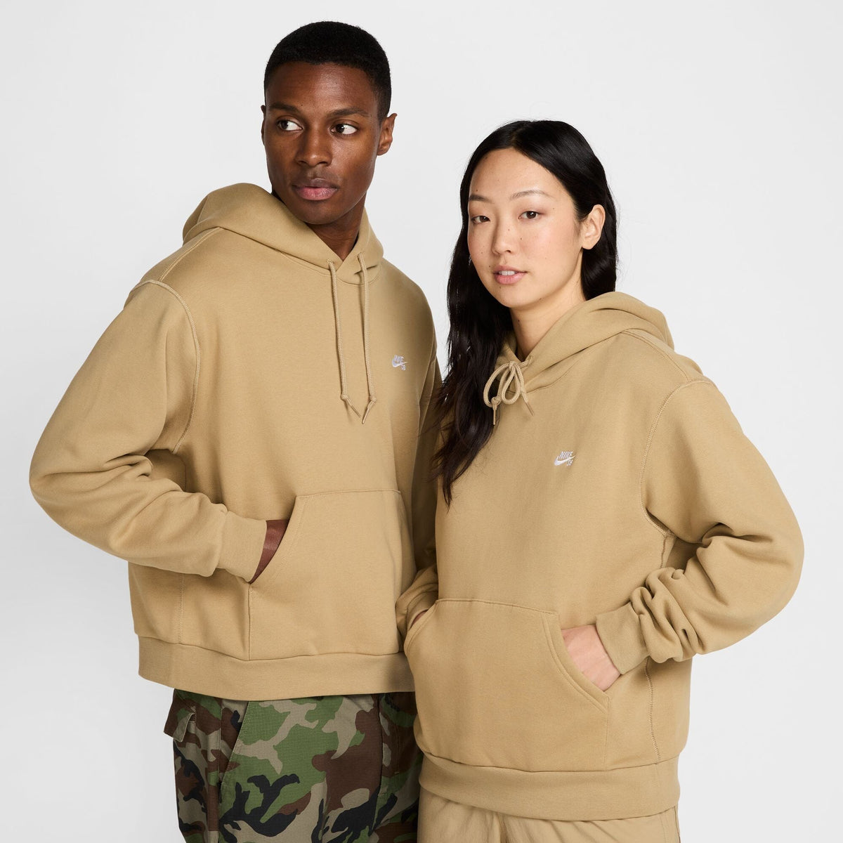 Nike SB Essential Logo Fleece Hoodie Parachute Beige/White hoodies Nike SB 