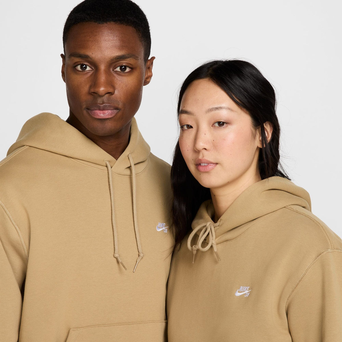 Nike SB Essential Logo Fleece Hoodie Parachute Beige/White hoodies Nike SB 