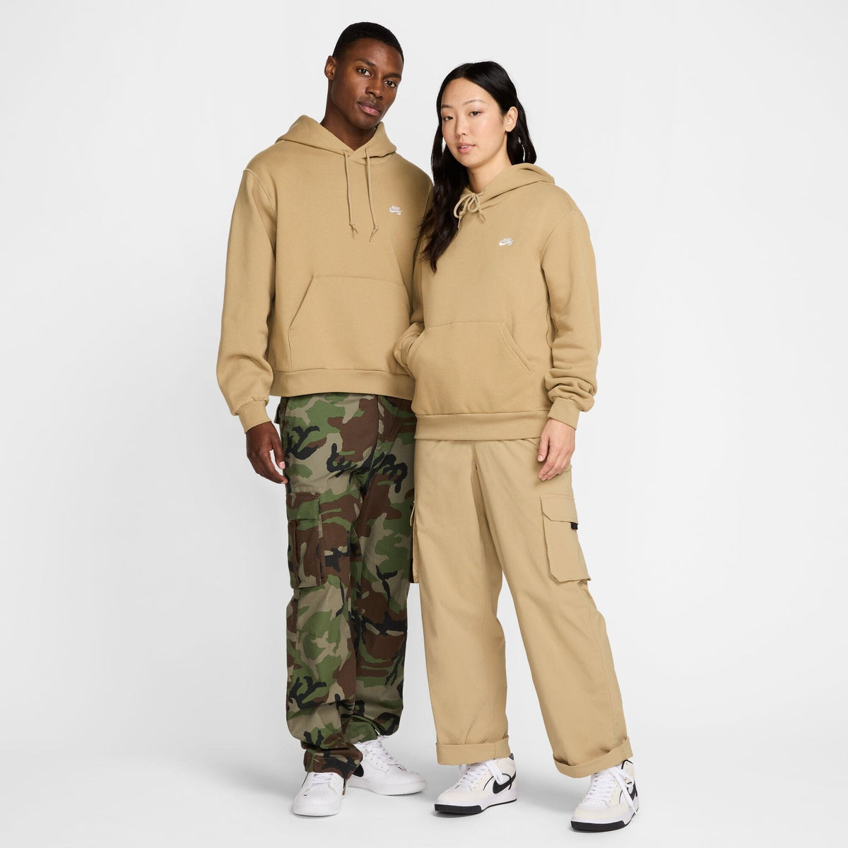 Nike SB Essential Logo Fleece Hoodie Parachute Beige/White hoodies Nike SB 